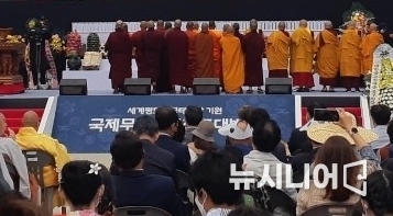 스리랑카 미얀마 태국 티베트 스님들이 찬팅(독경)을 하고 있다.