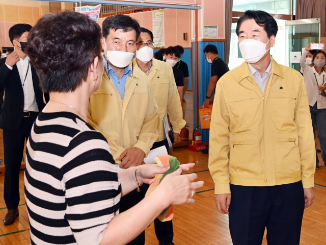 무더위쉼터를 쉼터를 이용중인 주민에게 애로사항 청취 (행정안전부)