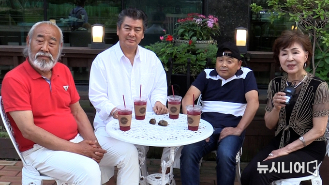 (오른쪽부터) 구재숙 뉴시니어, 이봉주 마라톤 선수, 최영철 가수, 정건범 농민배우