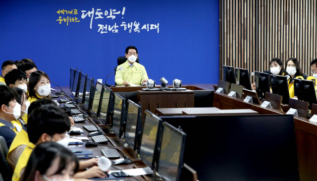 김영록 전남도지사가 31일 중앙재난대책본부에서 태풍 대비 회의를 주재하고 있다 (전라남도)