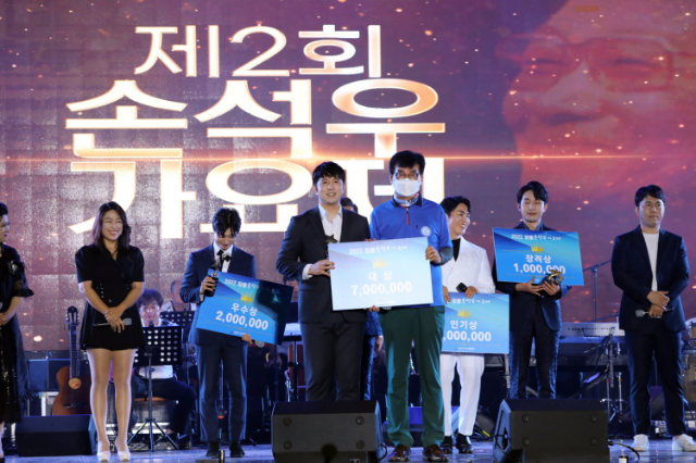 김성 장흥군수가 수상자와 기념촬영 하고 있다 (장흥군)