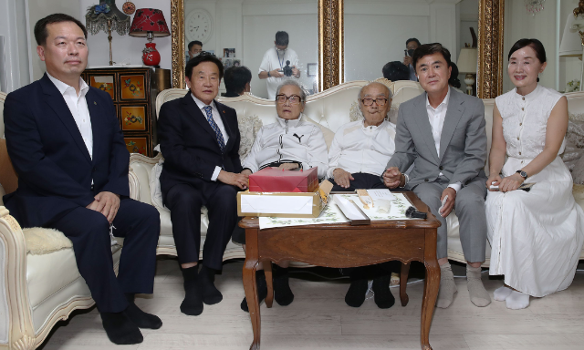 김태흠_충남도지사는_5일_금산_출신_애국지사로_대전에_거주_중인_이일남(97)_옹의_자택을_방문해_감사의_뜻과_함께_위문품을_전달했다 (충남도)