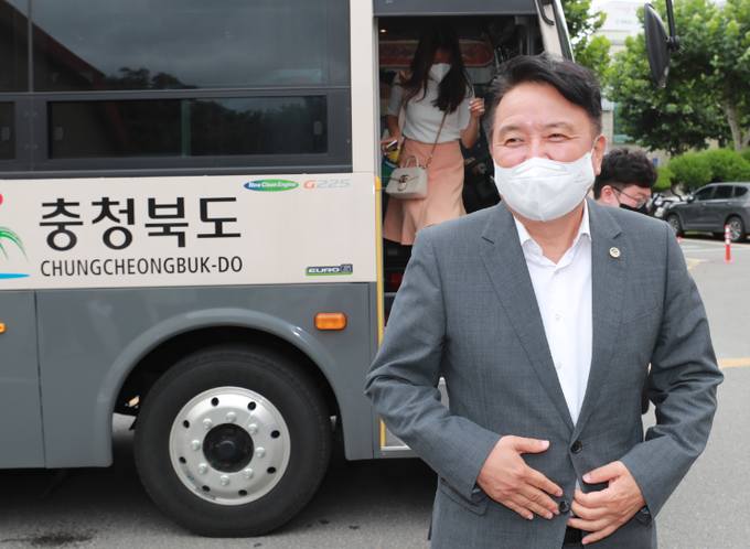 김영환 충북도지사가 8일 버스를 타고 출근해 도청에서 내리고 있다. (충북도)