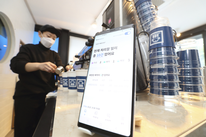 서울시 성동구의 한 베이커리에서 KT AI 통화비서가 고객의 요청사항을 받고 있다. (KT)