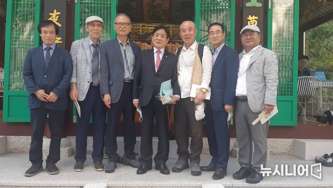 이근배 시인(대한민국예술원회장)과 함께, 평소 무산스님을 따랐던 제자들이 서원보전 앞에서 기념 촬영.