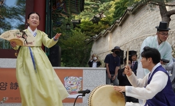 평소 무산 스님을 존경했던 안숙선 명창이 공연하고 있다.