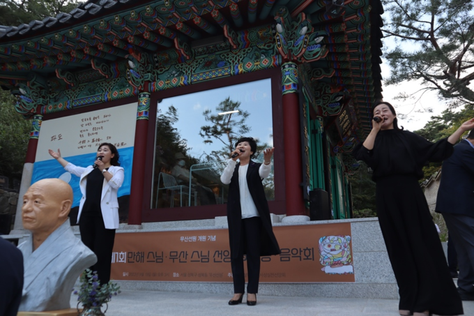시인 오선숙 이주은 김경복이 시를 낭송하고 있다.
