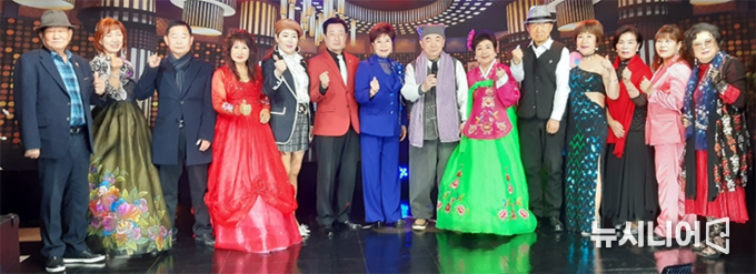 송년 콘서트 잔치에 참가한 보덕선사와 박사가수 임부회교수가 특별출연, 함께 노래하고 있다.