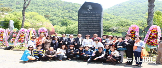 충남 보령 개화예술 공원에 세워진 임부희 가수 노래비 모래성 제막기념 사진(2014년)