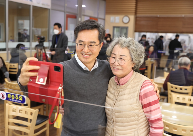 27일 오전 수원 율전동 밤밭노인복지관에서 김동연 경기도지사는 공익형 노인일자리 현장을 방문하여 기념촬영을 하고 있다. (경기도)