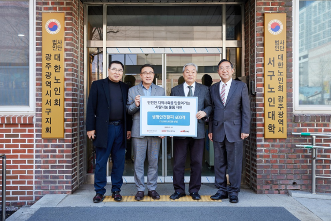  HDC현대산업개발은 10일 광주시 서구 화정동 대한노인회 광주 서구지회에서 119 안전재단에 광주지역 내 취약계층 어르신과 소방서 지원을 위한 생명 팔찌 및 소방용품을 기부했다. (왼쪽부터) 노양재 대한노인회 광주서구지회 사무국장, 신왕섭 HDC현대산업개발 상무, 안재풍 대한노인회 광주서구지회장, 천윤배 119안전재단 이사장 (현대산업개발)