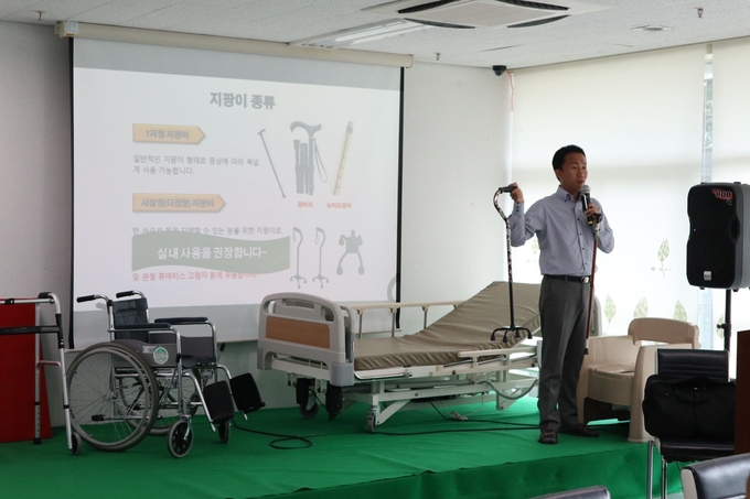 임기준 돌봄혁신센터 센터장이 복지용구 사용법에 대해 설명하고 있다 (한국시니어연구소)