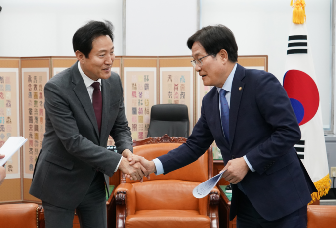 신동근 의원(더불어민주당)과 악수 하는 오세훈 서울시장 (서울시)