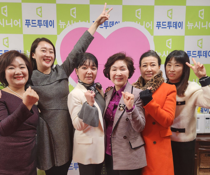 구재숙 뉴시니어 사장이 숭실대학교 글로벌미래료육원 40+시니어 연기예술교육과정 이승연 주임교수, 허부영 지도교수와 수료생 이민희 배우, 최이윤 배우, 하주현 배우가 푸드투데이 본사에서 기념촬영을 하고 있다. 