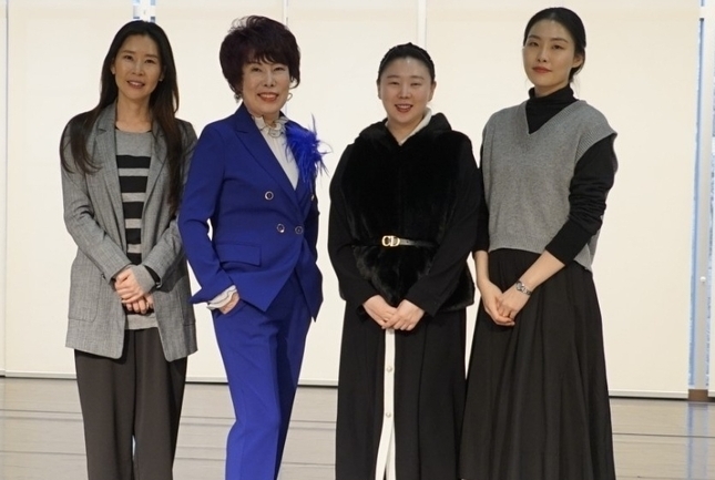 (왼쪽부터) 이선영 교수, 이현주 주임교수, 장현옥 교수, 이다애 교수 (한국시니어모델연기협회 제공)