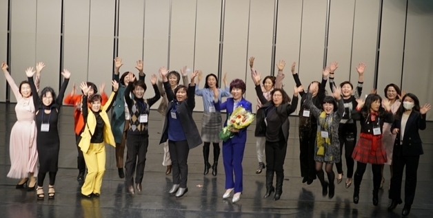 기념 촬영 (한국시니어모델연기협회 제공)