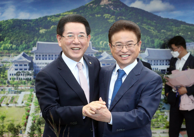 (왼쪽부터) 김영록 전남도지사, 이철우 경북도지사 (전라남도)