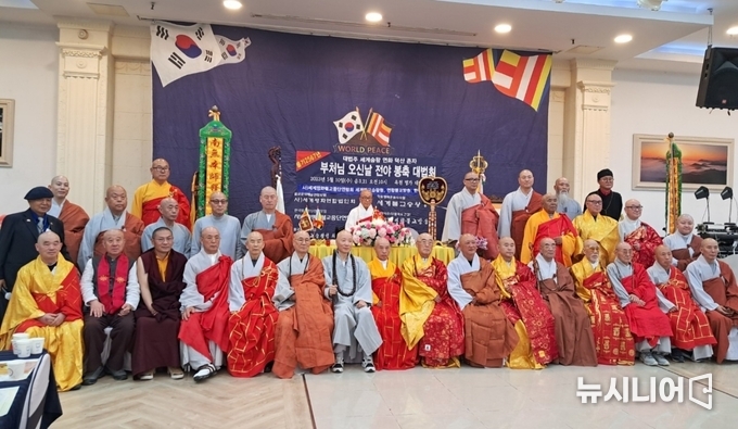 각종단 및 불교단체 대표들이 부처님 오신 날 전야 봉축 대법회에 참석한 다음 기념촬영.