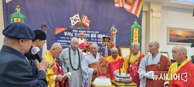 각종단 대표스님들이 참석한 가운데, 법왕자 연합불교방송 국장의 안내에 따라 촛불 켜기와 케이크 컷팅 퍼포먼스를 하고 있다.