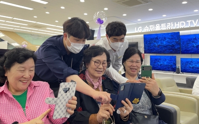 LG전자 베스트샵, 어르신 IT 강좌 (LG전자 제공)