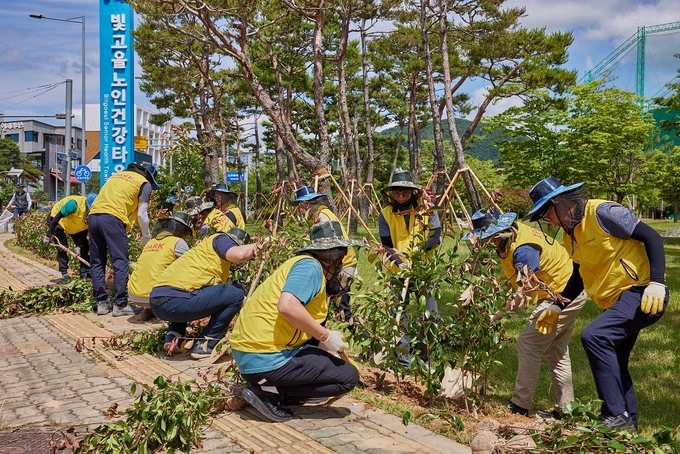  HDC현대산업개발은 8일, 광주 빛고을노인건강타운에 환경 개선을 위한 울타리길 조성 나무 심기 봉사활동을 진행했다 (현대산업개발 제공)