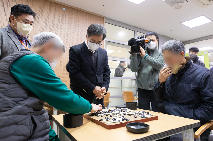 김동연 경기도지사가 공익형 노인일자리 현장을 방문하여 회원들과 인사를 나누고 있다. (경기도)