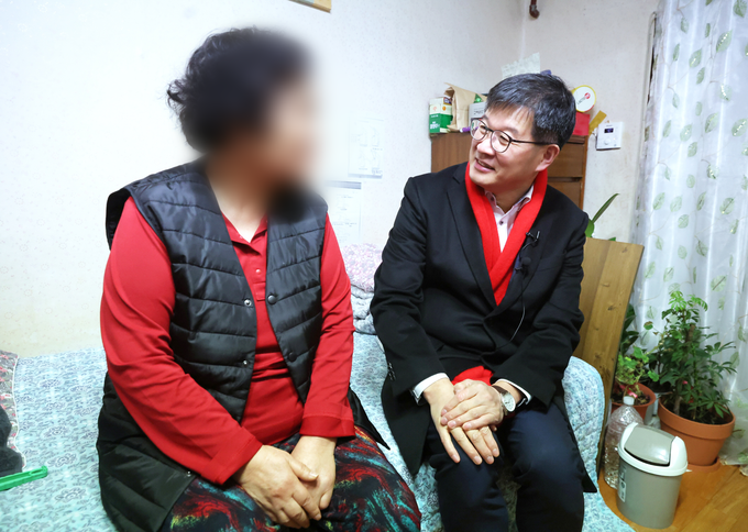 홀몸 어르신에 요구르트 전달하며 안부 확인 (보건복지부 제공)