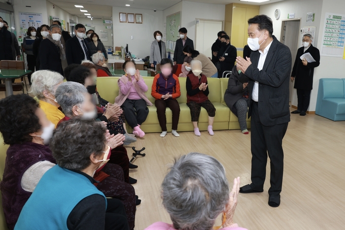김영환 충북도지사 보은군 노인주간보호센터 방문 (충청북도)
