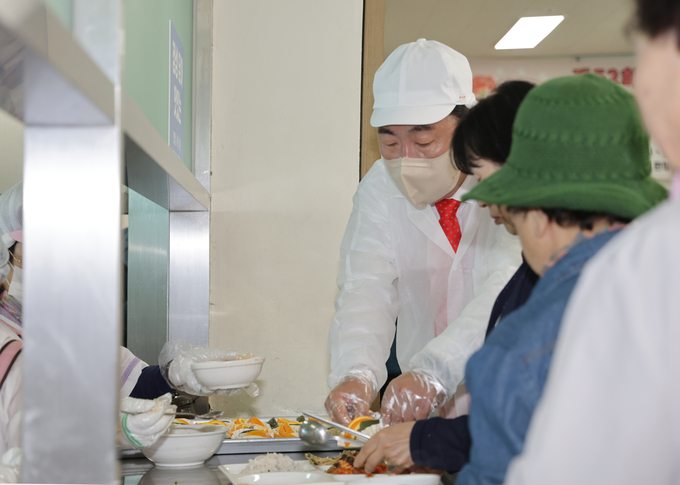 이범석 청주시장, 어버이날 맞아 노인복지관 이용 어르신 배식봉사 (청주시)