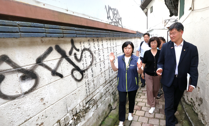 이기일 보건복지부 제1차관은 지난 1일 서울 종로구 창신동에 거주 중인 공적연금 및 기초생활급여 수급 노인 가구에 방문하여 여름철 폭염기의 생활여건과 건강상태 등을 확인하고 국민·기초연금 등 노후소득보장제도와 기초생활보장제도에 대한 의견을 청취했다. (보건복지부 제공)