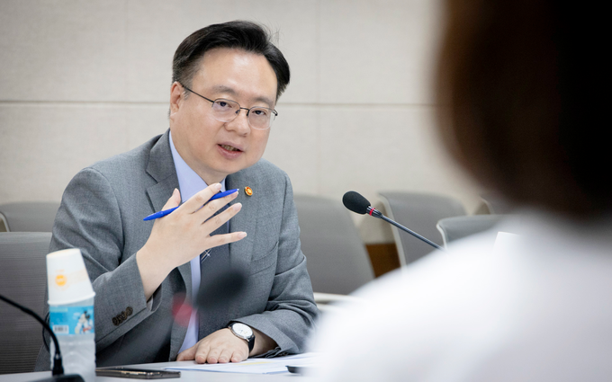 조규홍 보건복지부 장관이 지난 7월 12일 국립중앙의료원(서울 중구 소재)을 방문하여 전공의 연속근무 단축 시범사업의 추진현황을 점검하고, 사업 참여자들을 만나 현장의 애로사항을 청취했다 (보건복지부 제공)