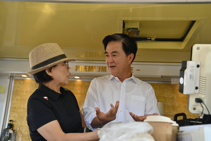 김태흠 도지사는 27일 천안 백석대학교 운동장에서 열린 ‘2024 충남 노인일자리 대전’에 참석해 “저는 어르신들을 위한 최고의 복지는 ‘일자리’라고 생각한다”며 “‘어르신 천만명 시대’에 대한민국의 주역은 바로 여러분이라며, 혼자 사시는 어르신들이 외롭지 않게 말벗이 될 수 있는 짝을 지어드리고 싶은 마음도 간절하다”라고 말했다. (충청남도)