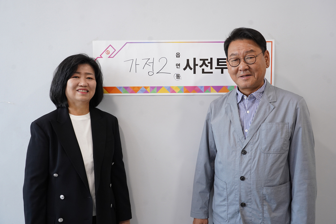 김교흥 국회의원 내외는 29일 인천 가정2동 사전투표소에서 사전투표 참여했다. (김교흥 의원실 제공)