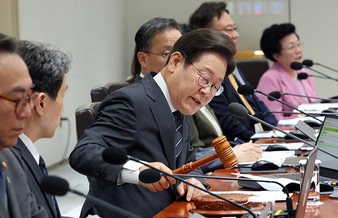 이재명 대통령이 19일 용산 대통령실에서 열린 국무회의에서 개회 선언을 하고 있다.