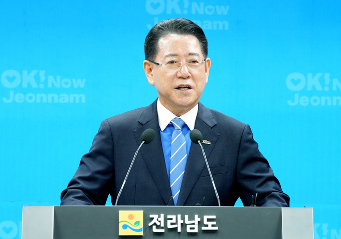 김영록 전남도지사가 11일 도청 브리핑룸에서 이재명 정부의 획기적 RE100 산업단지 정책에 대한 환영문을 발표하고 있다. (전라남도)