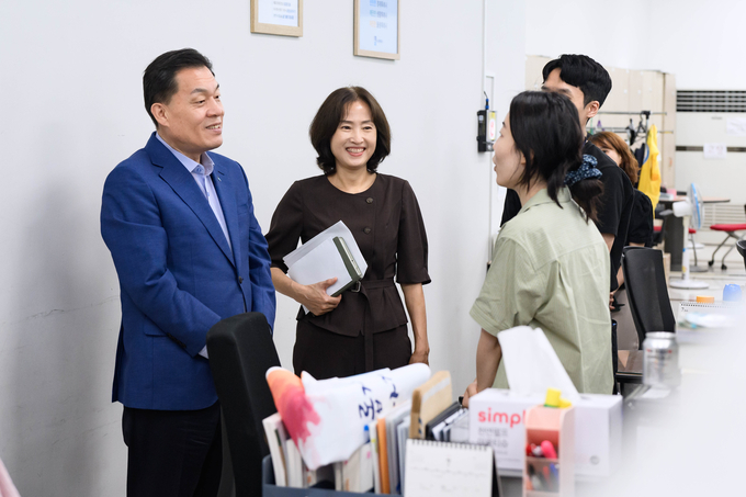 민생회복 소비쿠폰 신청 첫 날 발급기관 찾아 현장 점검 (수원시)