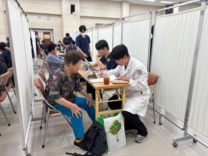 대전대 의료봉사 (영동군노인복지관 제공)