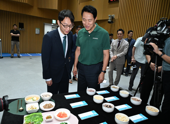 오세훈 서울시장이 10일 '9988 평생건강 서울' 기자설명회에서 정희원 건강총괄관과 저속노화 밥상을 살펴보고 있다. (서울시)