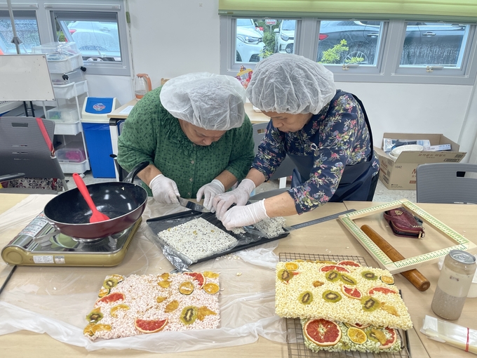 노인건강지킴이봉사단 쌀강정 전달 (증평군)