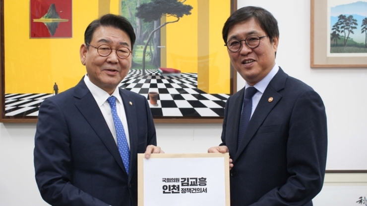 김교흥, 영종에 5만석 규모 K-아레나 건립해야..문체부장관 만나 건의서 전달