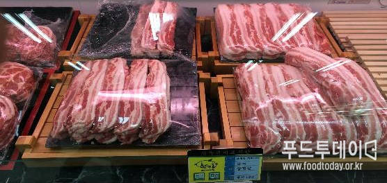 일반삼겹살과 무항생제삼겹살을 섞어서 판매하는 현장