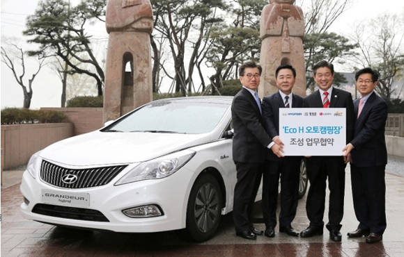 현대자동차가 3일 평창군, LG화학, 코베아와 함께 강원도 평창에 국내 최고의 시설을 갖춘 친환경 오토캠핑장을 만들기 위한 ‘에코 H 오토캠핑장’ 조성 업무협약을 체결했다고 4일 밝혔다. 서울 여의도에 위치한 LG트윈타워에서 열린 이날 협약식에는 (사진 좌측부터) 김종현 LG화학 자동차전지사업부장(부사장), 곽진 현대차 국내영업본부장(부사장), 이석래 평창군수, 강유근 코베아 부회장 등 관계자들이 참석했다.